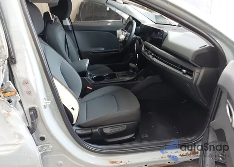 2025 Kia K4 Lxs из США, поврежденный, VIN 3KPFT4DE3SE135076